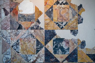 Pavement de marbre en opus sectile d