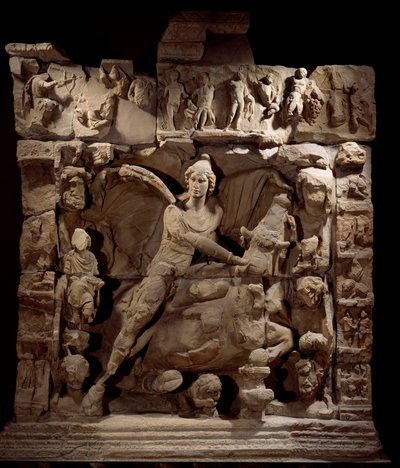 Art gallo-romain : relief représentant Mithra, le dieu de la lumière, avec le taureau. D