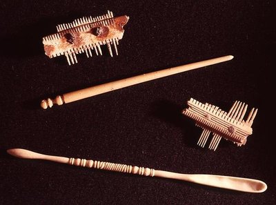 Deux peignes, une épingle à cheveux et une cuillère pour le maquillage - Gallo Roman Gallo Roman
