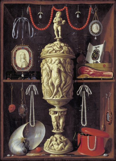 Un cabinet avec des objets d