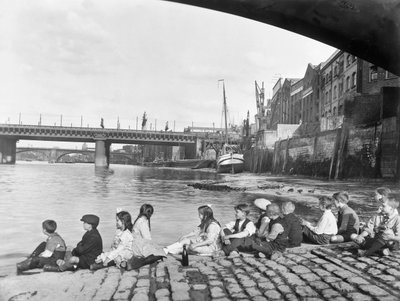 Enfants sur la chaussée pavée sous le pont de Southwark, Londres, vers 1930 - George Davison Reid