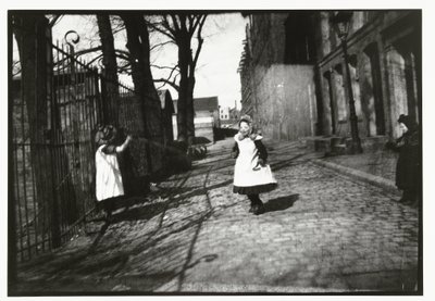 Des enfants jouant devant l