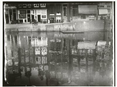 Reflet des maisons de canal dans l