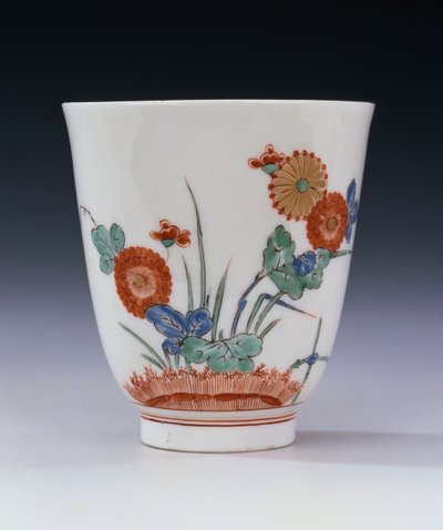 Un gobelet évasé Bottger Kakiemon peint avec des chrysanthèmes et des herbes, c.1725 - German School