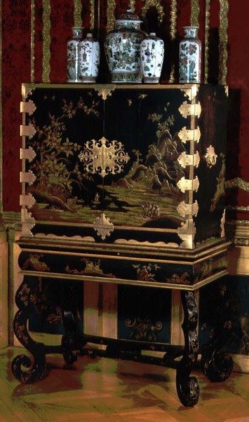 Cabinet décoré sur pied, attribué à Gerard Dagly, maître laqueur de Berlin renommé comme copiste oriental, vers 1700 - German School