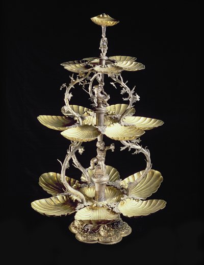 Centre de table embossé avec plats en forme de coquille par D.T. Moye, Hambourg, 1633-44 - German School