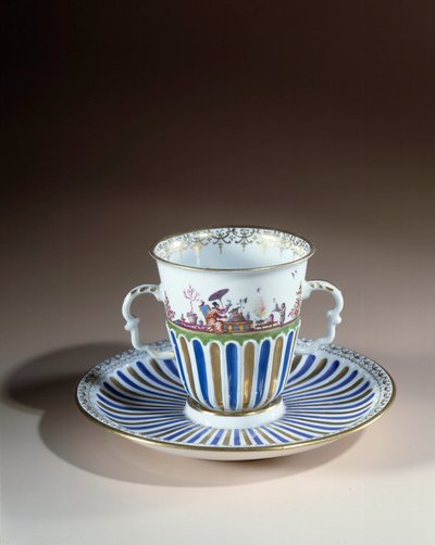 Art allemand : Tasse avec trembleuse décorée en porcelaine de Meissen - German School