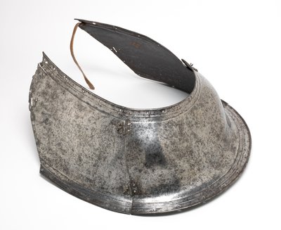 Peytral, pour usage de cavalerie lourde. Formé d