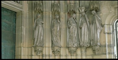 Les Cinq Vierges Folles, figures de jambage du Portail du Paradis, figures sculptées vers 1250, porche construit vers 1350 - German School