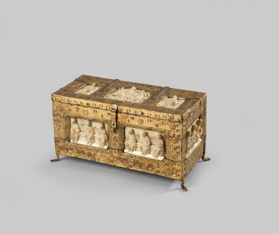 Figurines en ivoire de morse montées sur une boîte en chêne de style médiéval et recouverte de cuivre, ivoire 11e ou 12e siècle - German School