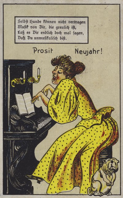 Femme jouant du piano de manière très expressive, au grand désarroi d