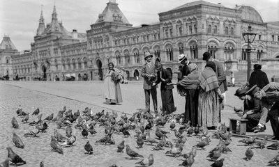 Nourrir les pigeons sur la Place Rouge, rangées de commerce supérieures en arrière-plan - Gilbert H. Grosvenor
