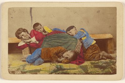 [Mère gitane et trois enfants endormis sur le banc et le sol]. - Giorgio Conrad
