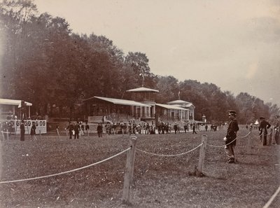 Policier sur un hippodrome pendant une course de chevaux - Giorgio Enrico (attr.to) Levi