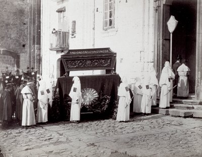 Procession funéraire de la Congrégation de San Francesco à Naples. Au premier plan, devant une église, de nombreux 