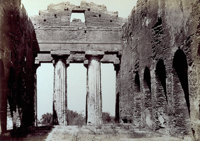 Intérieur du Temple de la Concordia dans la Vallée des Temples à Agrigente. Au premier plan, deux colonnes doriques; sur les côtés, un mur périmétrique arqué - Giorgio Sommer