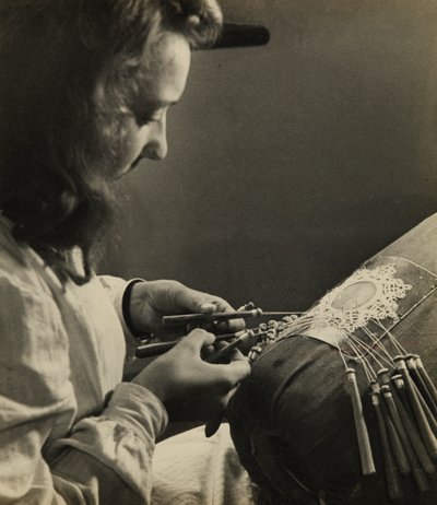 Travail juvénile dans le G.I.L de Ravenne : atelier de broderie - Phillipe de Marlier