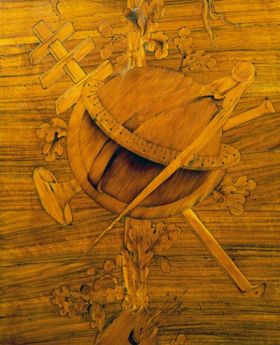 Instruments de mesure, partie centrale de la marqueterie sur un cabinet d