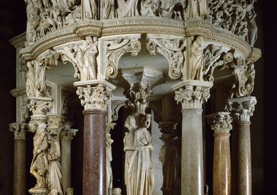 Vertus théologales et Hercule à gauche (détail) de groupes sculptés soutenant la chaire. Sculpture en marbre de Giovanni Pisano (1248-1314). 1302-1311 Cathédrale de Pise (Duomo di Santa Maria Assunta di Pisa), Italie - Giovanni Pisano