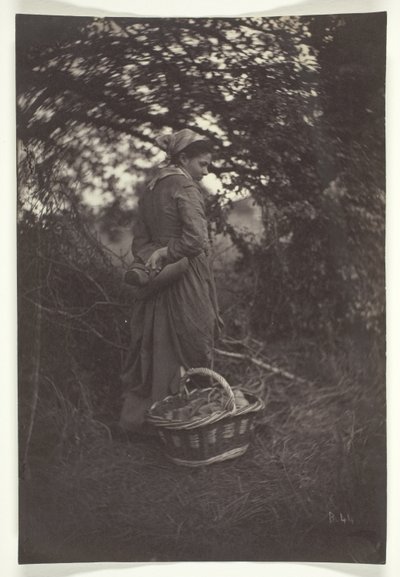 Femme debout avec un panier sur le sol - Giraudon