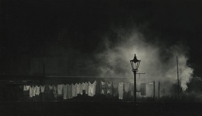 Corde à linge et fumée de train la nuit - Godfrey Macdominic