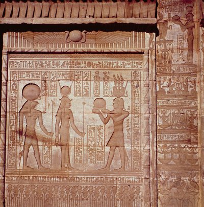 Relief représentant un pharaon faisant une offrande à Hathor et Horus, de la Maison de Naissance romaine, ou Mammisi, à Dendérah, c.125 av. J.-C.-60 apr. J.-C. - Greco Roman