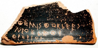 Ostrakon (ou ostracon) (pluriel : ostraca ou ostraka), tessons de poterie servant de bulletins de vote lors des procédures d