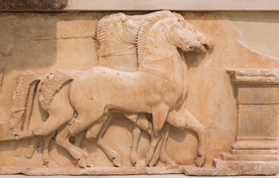 Quadrige tiré par quatre chevaux du frise sud du Trésor des Siphniens, construit vers 530-480 av. J.-C. - Greek