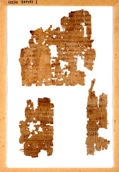 Trois fragments de papyrus non liés montés dans un cadre - Greek