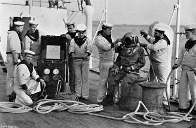 Plongeur et son appareil à bord du HMS Blake, 1896 - Gregory and Co