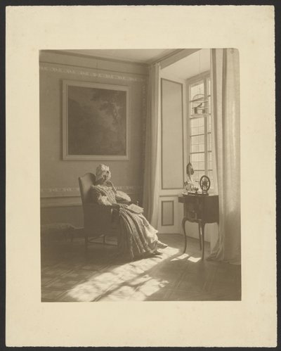 [Intérieur avec une femme assise en costume] - Guido Rey