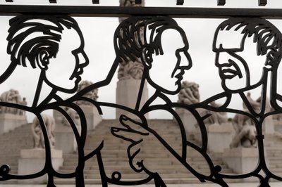 Portes en fer forgé de la sculpture des hommes nus au parc Frogner, Oslo, Norvège - Gustav Vigeland