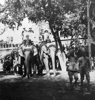 Personnel vice-royal et sa fille participant à la procession des éléphants, Delhi, Inde, années 1900 - H. Hands and Son