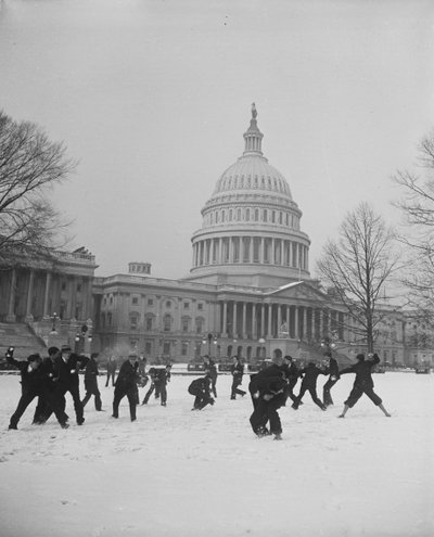 Bataille de boules de neige devant le Capitole des États-Unis, Washington, D.C. - Harris & Ewing