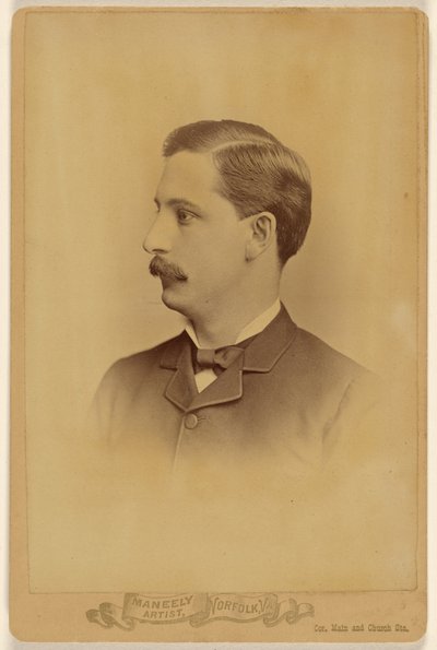 [Homme non identifié avec moustache, de profil] - Harry F. Maneeley