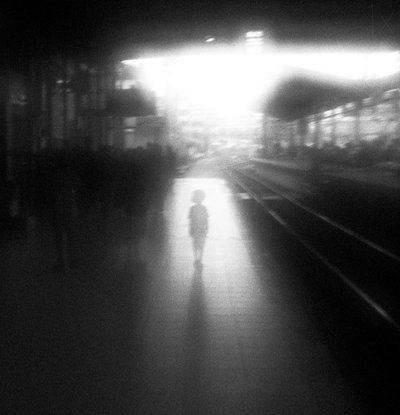 Un enfant à la gare de Light - Hengki Lee