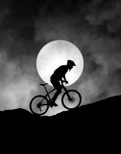 Cycliste VTT au clair de lune - Hengki Lee