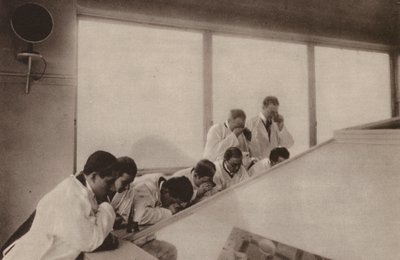 Paris : Pendant une opération, dans un hôpital moderne; Opération vue d