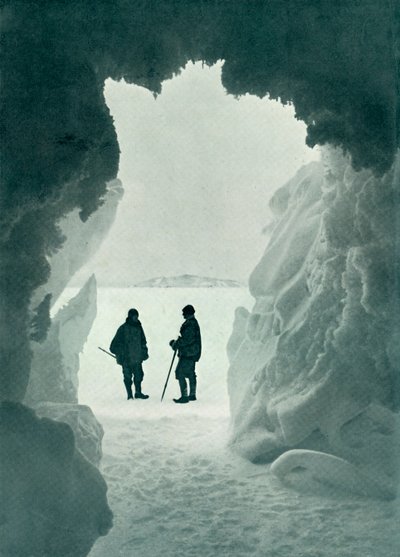 Une grotte de glace - Île de la Tente au loin, Capitaine Scott et Wright, vers 1911, 1913 - Herbert Ponting