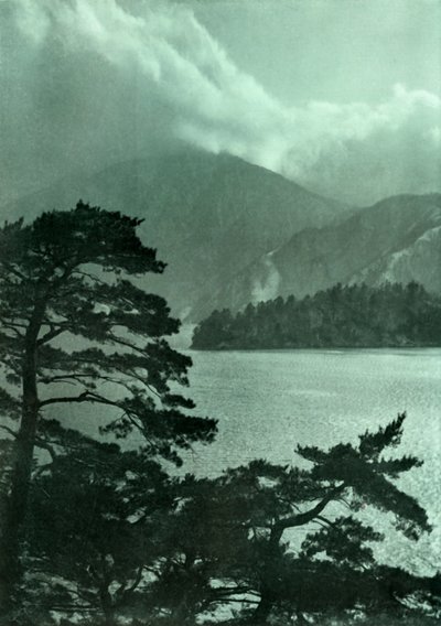Tempête approchant sur le lac Motosu, 1910 - Herbert Ponting