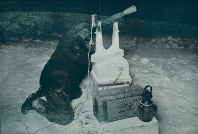 C. S. Wright faisant une observation avec le transit, 8 août 1911, 1913 - Herbert Ponting