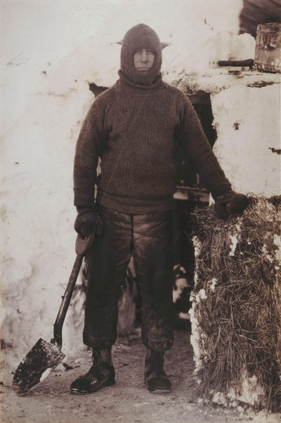 Capitaine L.E.G. Oates près de la porte de l