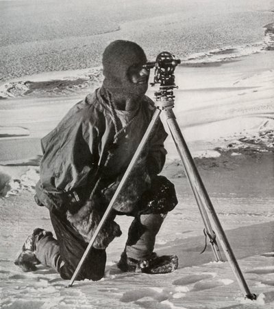 Lieut. E. R. G. R. Evans en train de relever avec le théodolite de quatre pouces, octobre 1911, 1913 - Herbert Ponting