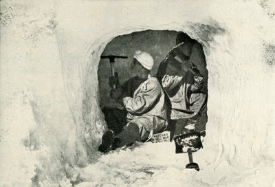 Lieut. Evans et Nelson creusant une grotte pour le stockage à froid, 12 janvier 1911, 1913 - Herbert Ponting