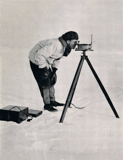 Lieut. Pennell avec une boussole prismatique, décembre 1910 - Herbert Ponting