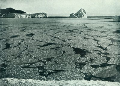 Formation de glace en crêpe en floes au large du cap Evans, vers 1910-1913, 1913 - Herbert Ponting