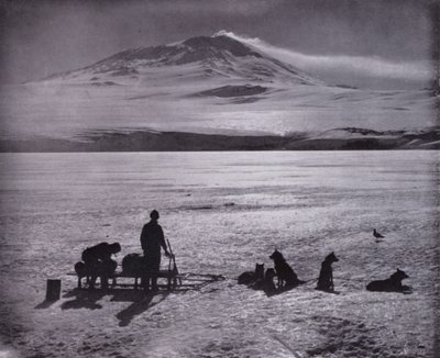 Traîneau et chiens, avec le mont Erebus en arrière-plan - Herbert Ponting