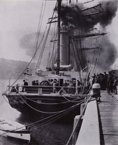 Le petit navire a quitté Port Chalmers pour la dernière étape de son voyage - Herbert Ponting