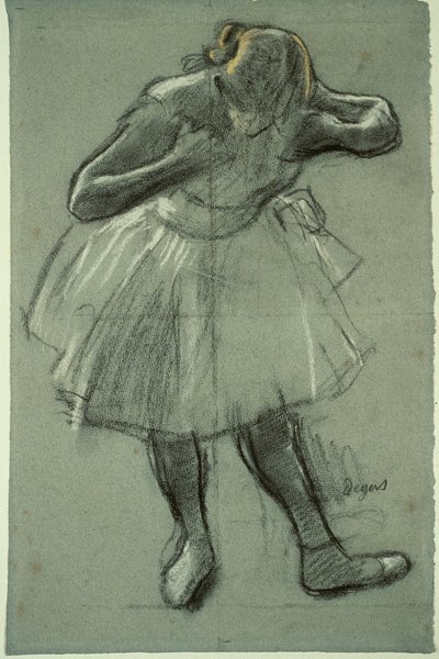 Danseuse se penchant vers l