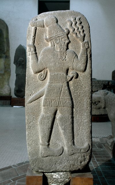 Civilisation hittite : stèle en basalte du dieu de la Tempête. Empire néo-hittite. 9ème siècle av. J.-C. de Babylone. Musée archéologique d